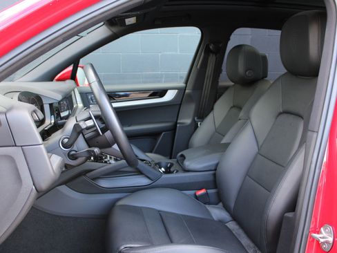 Certified 2024 Porsche Cayenne image 5
