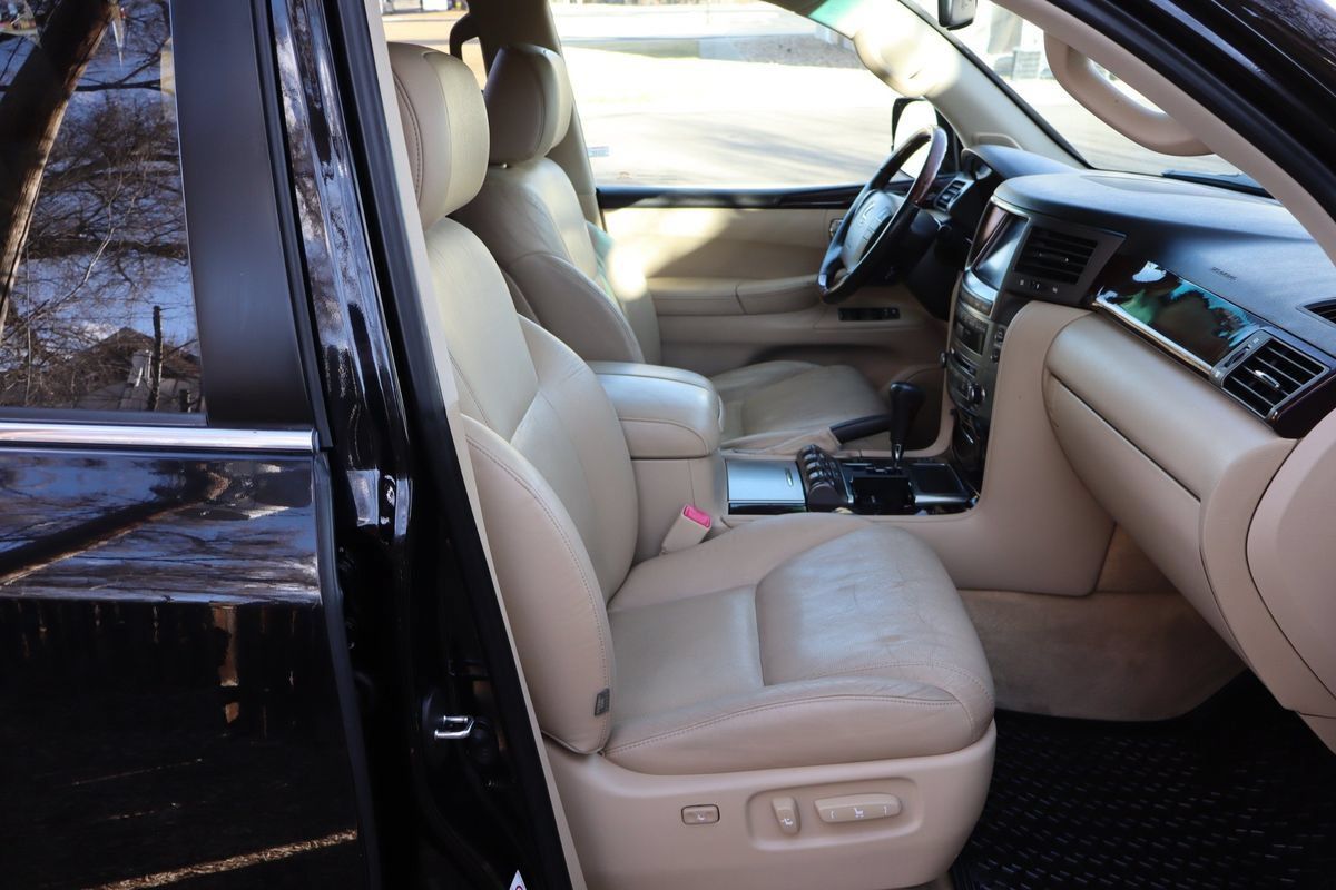 Used 2011 Lexus LX 570 4WD w/ Luxury Pkg image 22