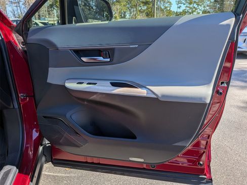 Used 2021 Toyota Venza XLE image 35