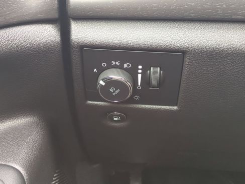 Used 2018 Jeep Grand Cherokee Altitude RWD image 18