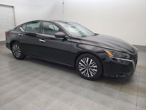 Used 2025 Nissan Altima 2.5 SV FWD image 11