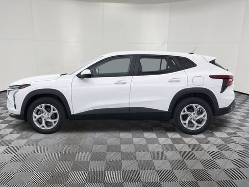 Certified 2024 Chevrolet Trax LS w/ LS Convenience Package FWD image 32
