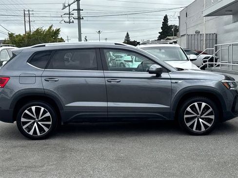 Used 2022 Volkswagen Taos SE w/ Panoramic Sunroof Package FWD image 2