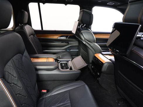 Used 2022 Jeep Grand Wagoneer Series III w/ Rear Seat Video Group 1 image 18