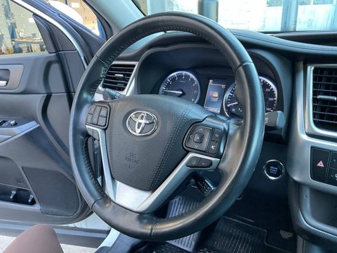 Used 2019 Toyota Highlander XLE AWD/4WD image 18