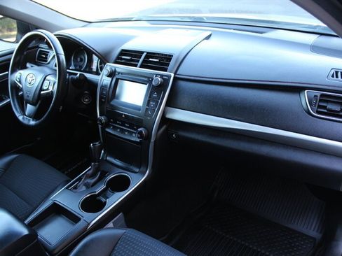 Used 2015 Toyota Camry SE w/ Moonroof Package FWD image 16