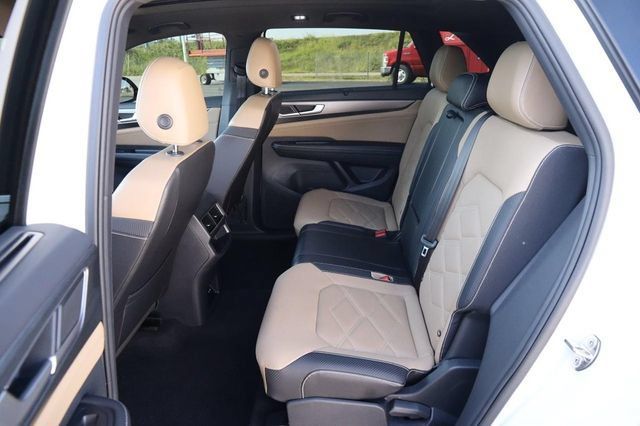 Used 2025 Volkswagen Atlas Cross Sport SE FWD image 11