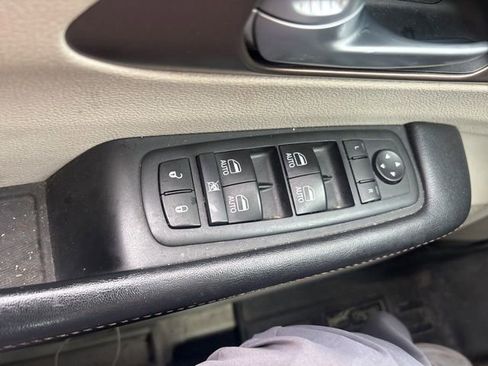 Used 2017 Chrysler Pacifica Touring-L Plus w/ Tire & Wheel Group FWD image 11
