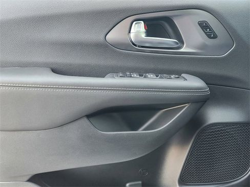 New 2026 Chrysler Pacifica Select image 16