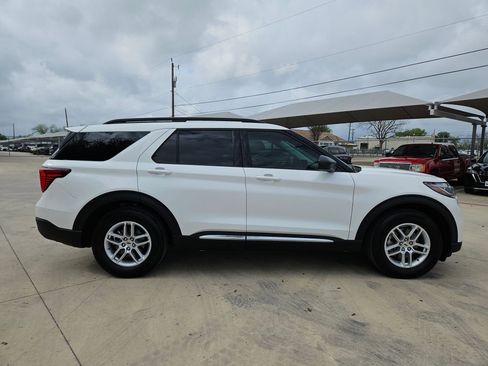 Used 2025 Ford Explorer Active w/ Active Comfort Package RWD image 2