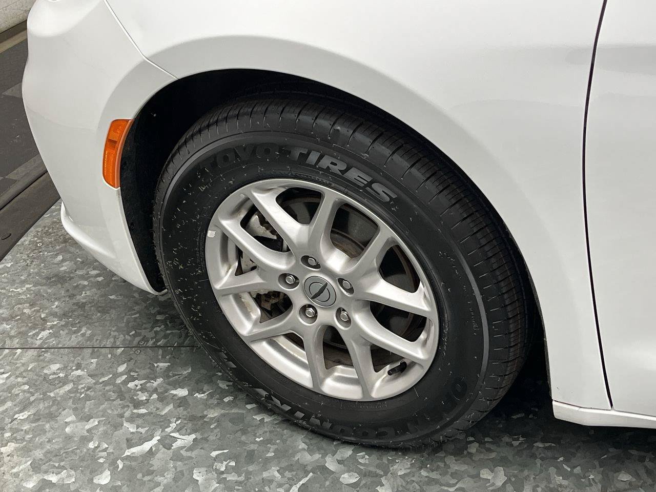 Used 2025 Chrysler Pacifica Select FWD image 31