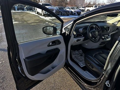 Used 2023 Chrysler Pacifica Touring-L image 21