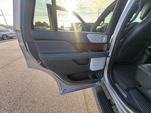 Used 2023 Lincoln Navigator Reserve AWD/4WD image 8