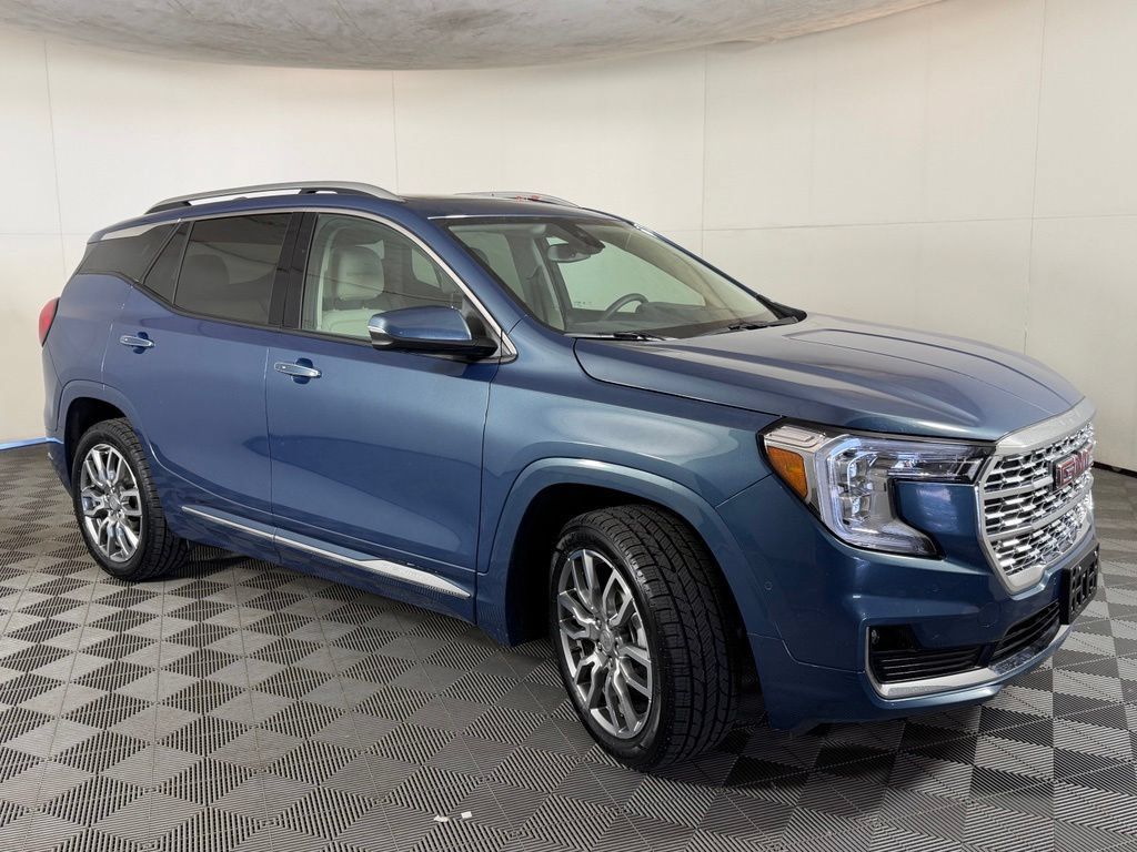 Used 2024 GMC Terrain Denali w/ Denali Premium Package AWD/4WD image 4