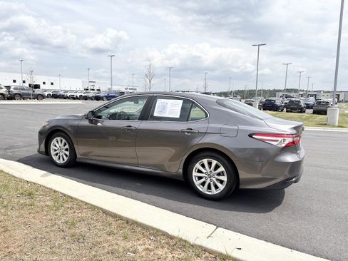 Used 2018 Toyota Camry LE image 5