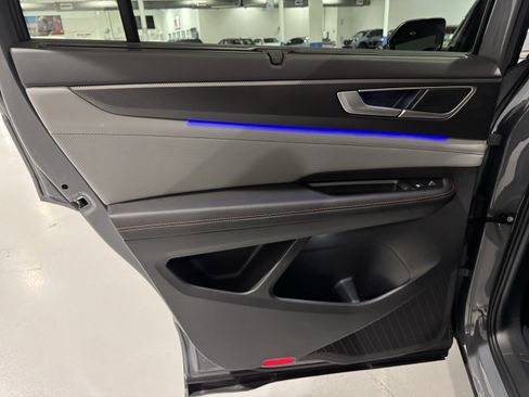 Used 2025 Volkswagen Atlas Peak Edition SE image 33