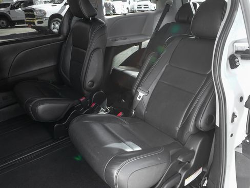 Used 2016 Toyota Sienna SE image 40