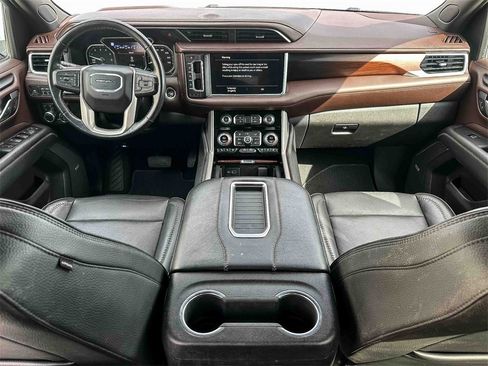 Used 2021 GMC Yukon XL Denali w/ Denali Premium Package image 11