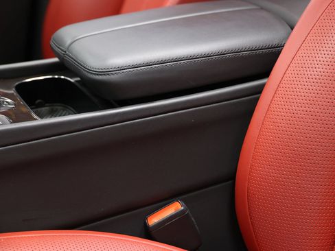 Used 2022 Bentley Bentayga AWD/4WD image 21