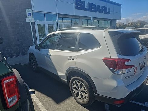 Used 2024 Subaru Forester Premium image 4