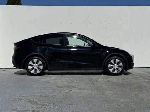 Used 2023 Tesla Model Y Long Range AWD/4WD image 2