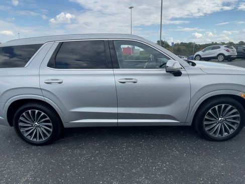Used 2024 Hyundai Palisade Calligraphy image 2