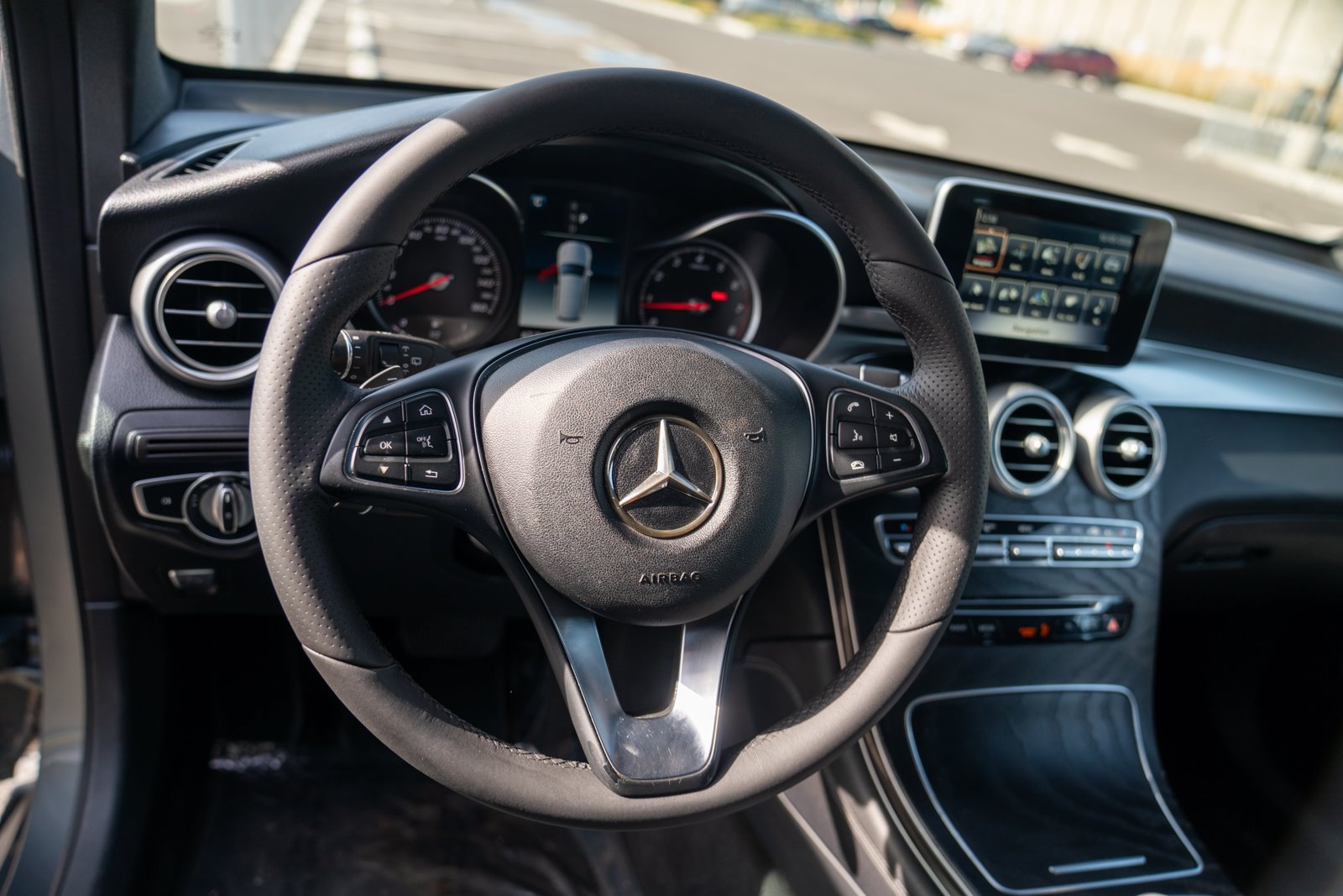 Used 2018 Mercedes-Benz GLC 300 4MATIC image 12