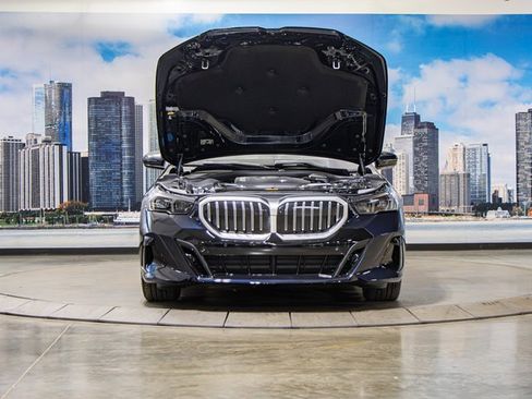 Used 2026 BMW 550e xDrive w/ Premium Package image 4