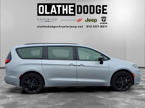 New 2026 Chrysler Pacifica Select image 29