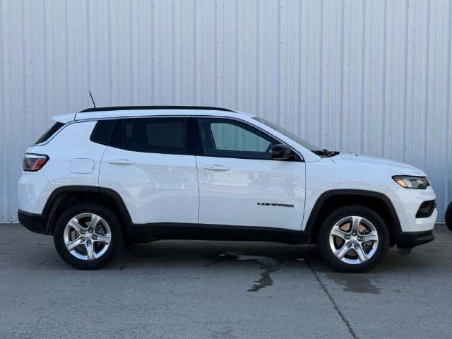 Used 2024 Jeep Compass Latitude AWD/4WD image 3