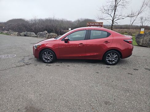 Used 2019 Toyota Yaris LE image 3