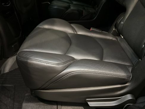 Used 2020 Cadillac Escalade Platinum AWD/4WD image 16