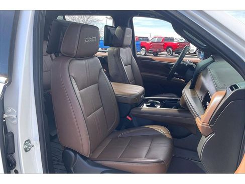 Used 2025 Chevrolet Suburban High Country image 8