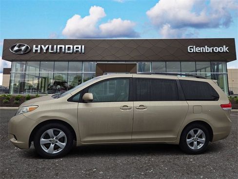 Used 2011 Toyota Sienna LE image 1