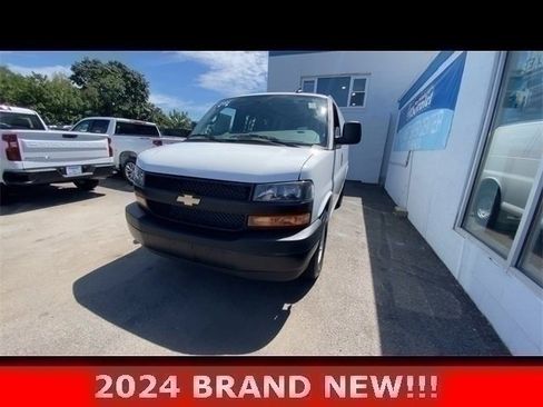 Used 2024 Chevrolet Express 2500 w/ Driver Convenience Package image 5