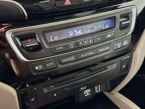 Used 2021 Honda Pilot Touring image 16