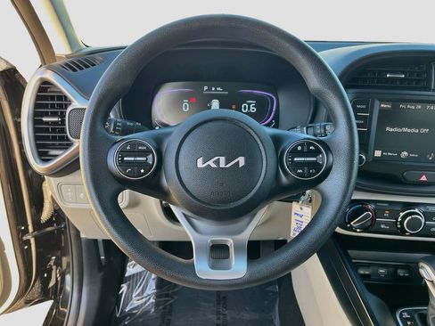 Used 2025 Kia Soul LX w/ LX Technology Package FWD image 11