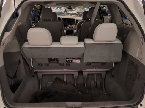 Used 2019 Toyota Sienna XLE image 14