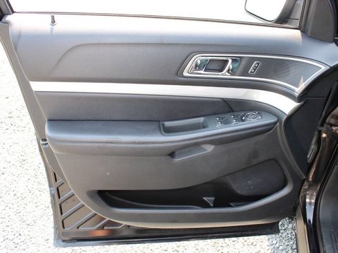 Used 2016 Ford Explorer XLT w/ Equipment Group 202A AWD/4WD image 21