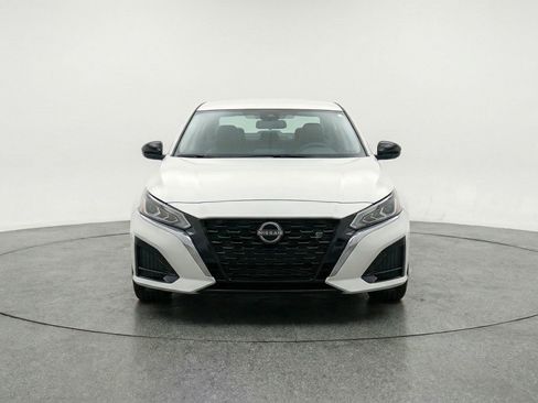 Used 2025 Nissan Altima 2.5 SV image 2