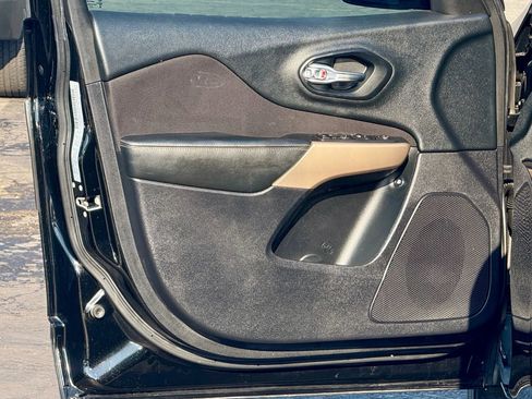 Used 2017 Jeep Cherokee Sport image 10