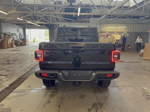 Used 2024 Jeep Gladiator Sport AWD/4WD image 4