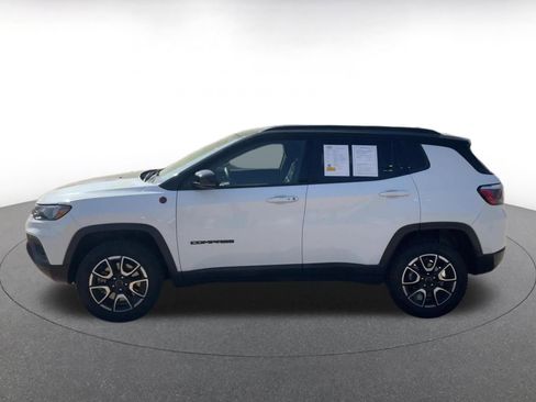 Used 2025 Jeep Compass Trailhawk image 9