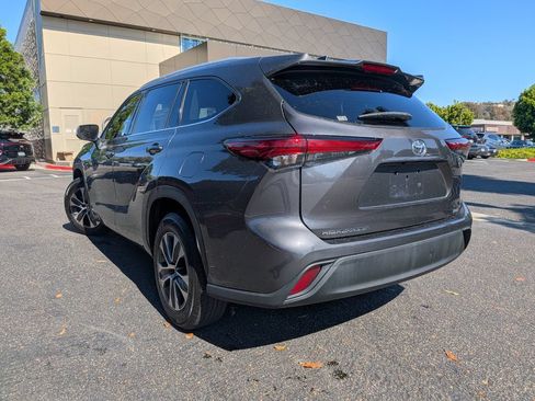 Used 2022 Toyota Highlander XLE FWD image 6