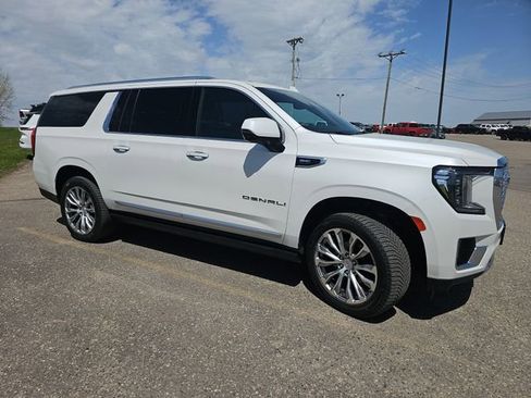 Used 2022 GMC Yukon XL Denali w/ Denali Premium Package AWD/4WD image 7