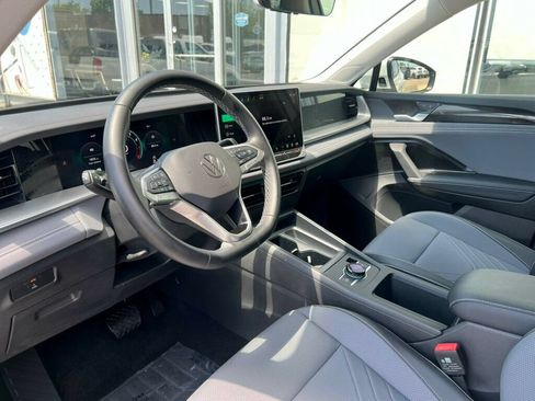Used 2025 Volkswagen Tiguan SE FWD image 11
