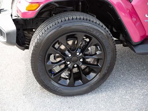 Used 2021 Jeep Wrangler Unlimited Sahara AWD/4WD image 9