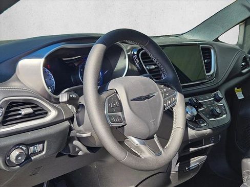 New 2026 Chrysler Pacifica Select image 3