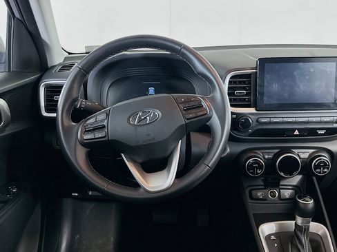 Used 2025 Hyundai Venue SEL image 18