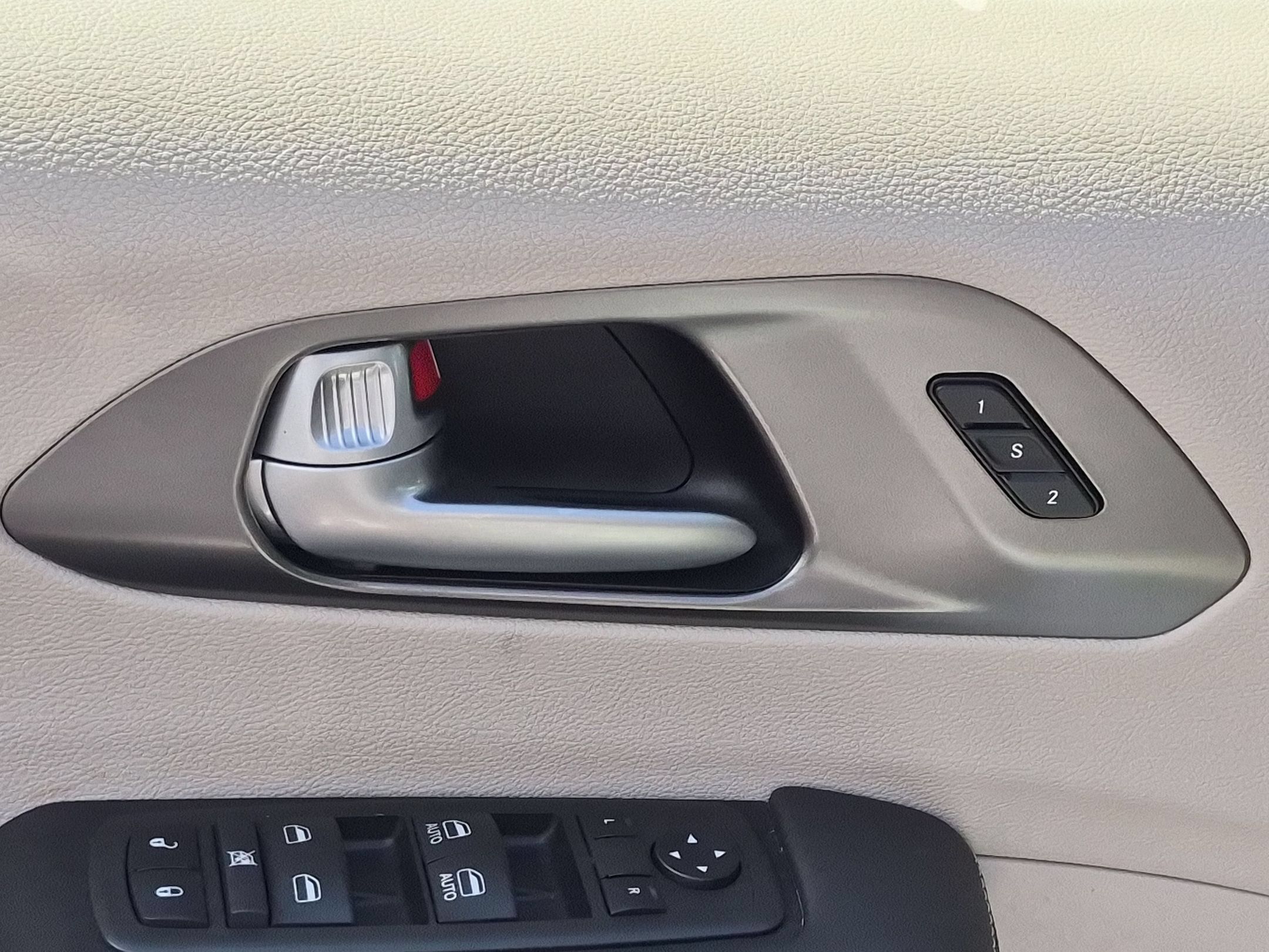 Used 2024 Chrysler Pacifica Touring-L FWD image 12